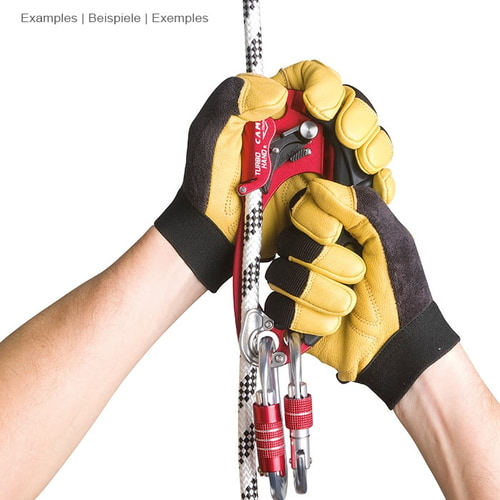 Dispositif de gant de via ferrata CAMP Turbohand Pro L rouge et noir, tenu par deux mains avec des gants de travail jaunes, une corde blanche et noire traverse l’appareil