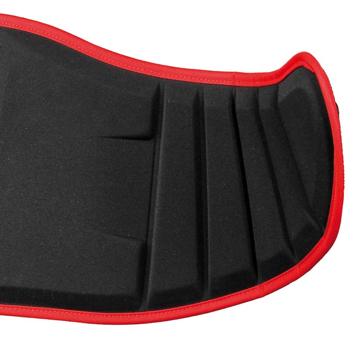 Gros plan sur le coussin de hanche treeMOTION Comfort avec plis visibles et liseré rouge sur matériau noir