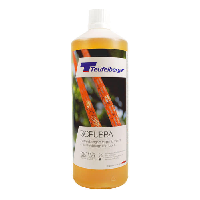 Flacon avec un liquide jaunâtre, étiquette avec l’inscription « Teufelberger » et « SCRUBBA », nom du produit Scrubba visible