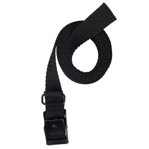 Sangle d’arrimage noire avec fermoir en métal, disposée sur fond blanc