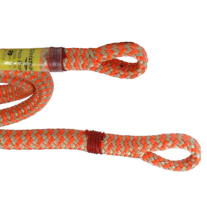 Gros plan de la corde Inco avec motif orange-beige, deux boucles aux extrémités et une étiquette jaune à l’extrémité de la corde, nom du fabricant non visible