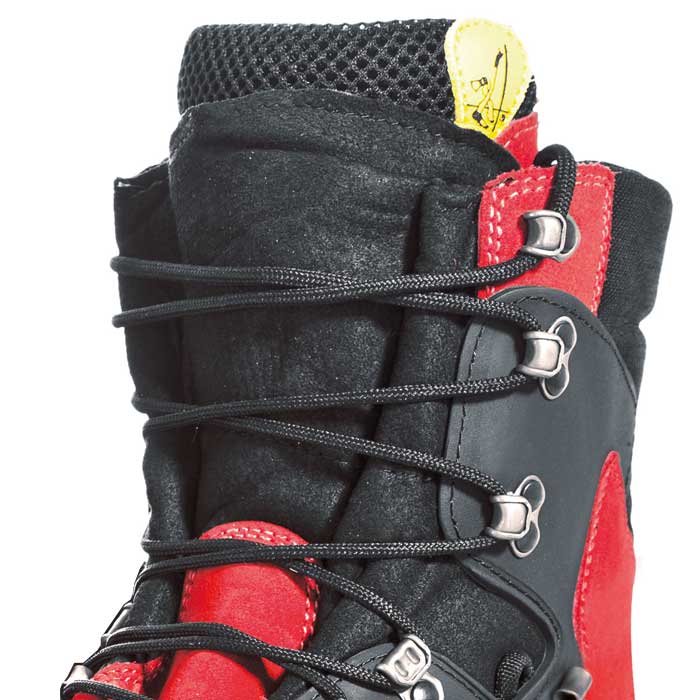 Gros plan de la partie supérieure de la chaussure de montagne Zermatt GTX rouge et noire avec lacets noirs, œillets métalliques et logo jaune sur la languette