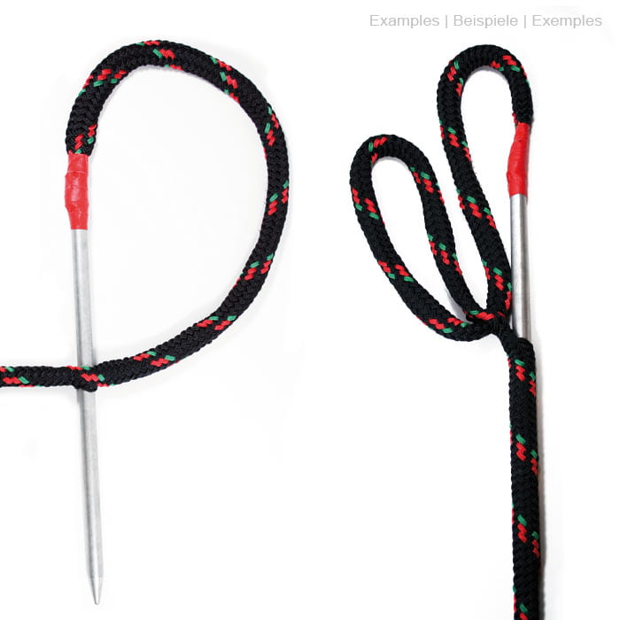 Corde ArboLine 2 t aux accents rouges et verts attachée à une brochette métallique, deux boucles apparentes