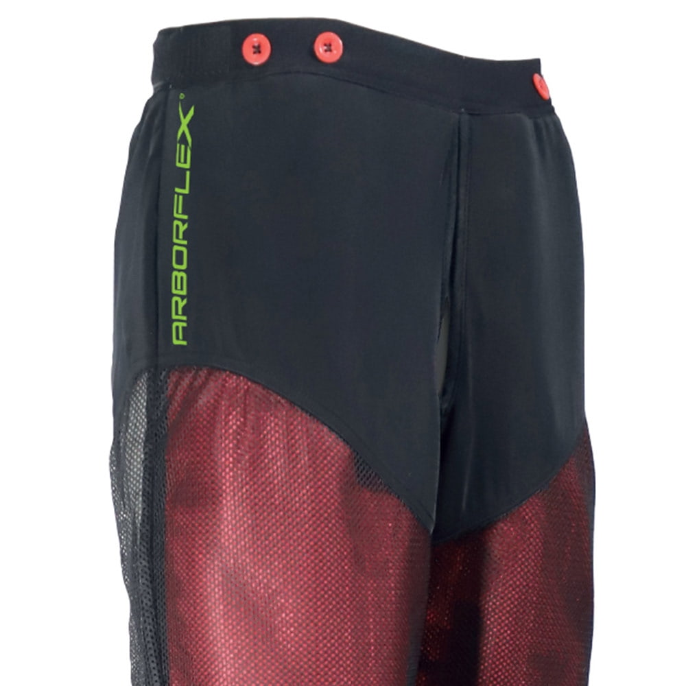 Gros plan de la moitié supérieure du pantalon Arborflex Base A en noir et rouge avec l’inscription verte « ARBORFLEX » et des boutons rouges sur la ceinture