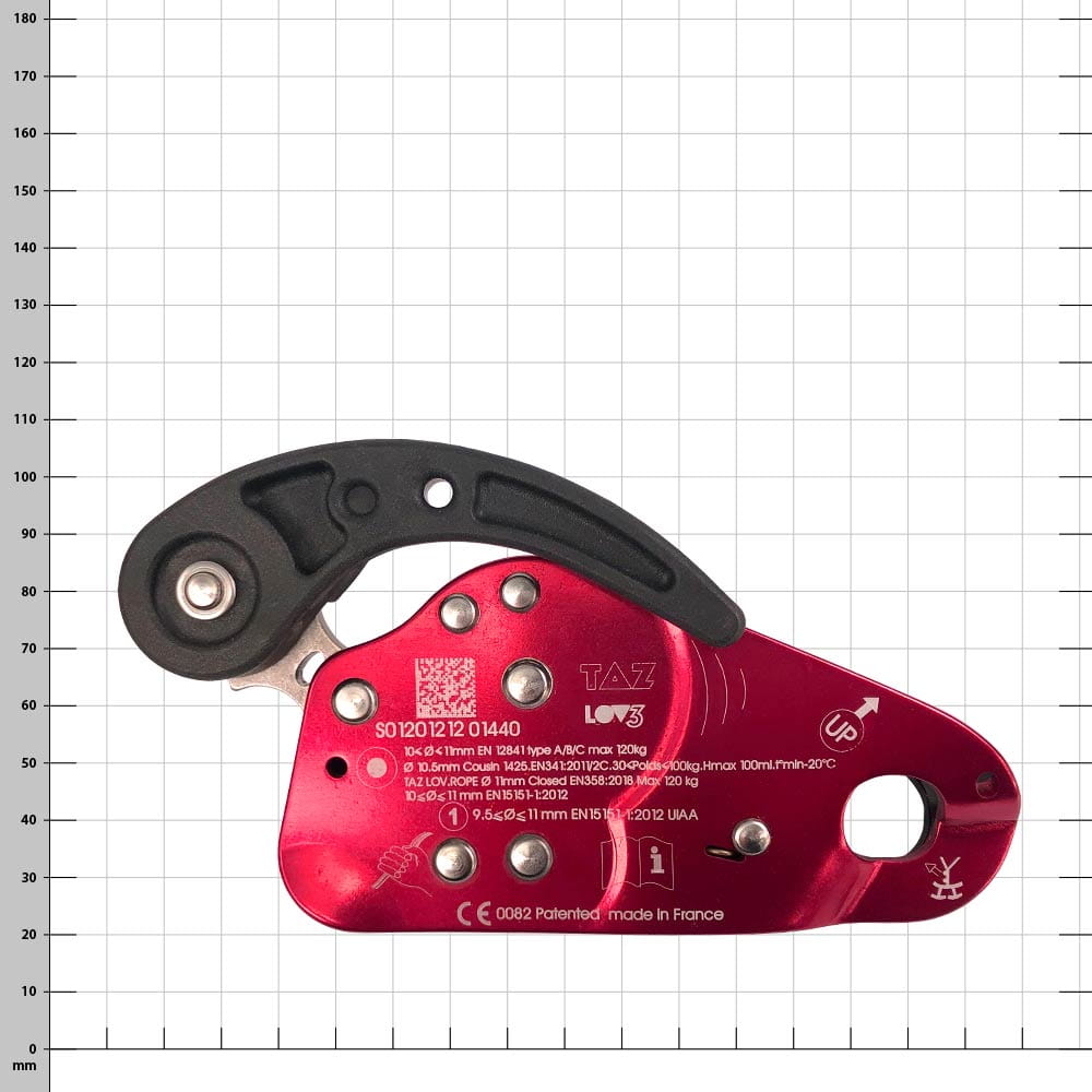 Via ferrata LOV3, fabricant TAZ, rouge-noir, vue en plan plat sur une grille millimétrique avec inscriptions et pictogrammes