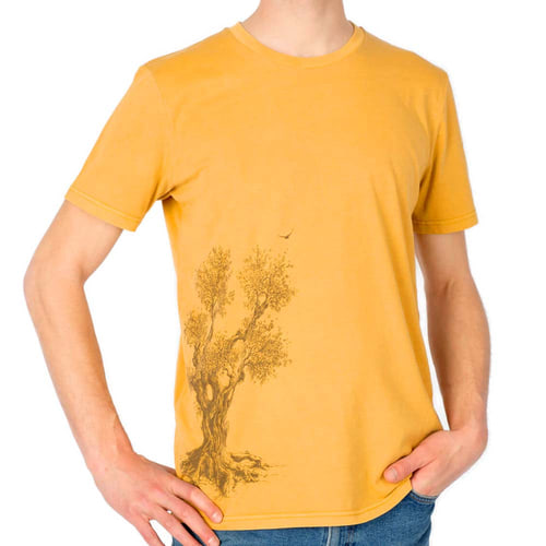 T-shirt Olivier, gros plan d’un t-shirt jaune à imprimé olivier marron, porté par un homme avec une main dans sa poche