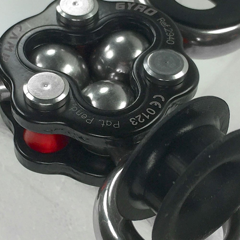 Gyroscope 3, fabricant CAMP, gros plan du composant métallique noir et argenté avec des roulements à billes visibles et un élément rouge, sur fond blanc