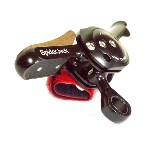 SpiderJack 2.1 Basic d’ART, appareil mécanique noir avec poignée en bois, bande velcro rouge et inscription SpiderJack d’un point de vue oblique