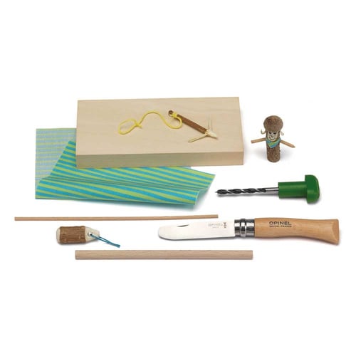 Set de sculpture Kosmos avec bloc de bois, tissu rayé bleu-vert, couteau à découper pour enfants Opinel avec manche en bois, perceuse avec manche vert, tiges en bois et petites figurines en bois