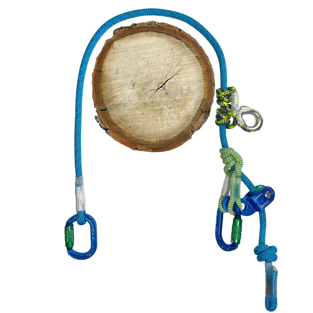 La corde hipSTAR Glide 11.5 avec deux mousquetons bleus et un œillet métallique, enroulée avec une corde vert-jaune, repose autour d’un tronc d’arbre