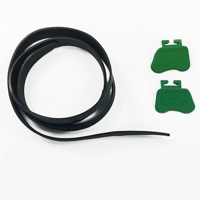 Bandeau de lunettes en maille, élastique noir enroulé, à côté deux pièces en plastique vert