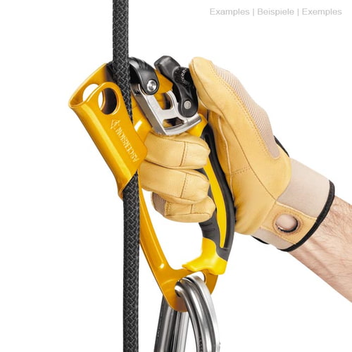 Ascension R en jaune et noir avec poignée, pièces métalliques, corde et mousqueton, tenu par une main avec un gant beige dans une position différente