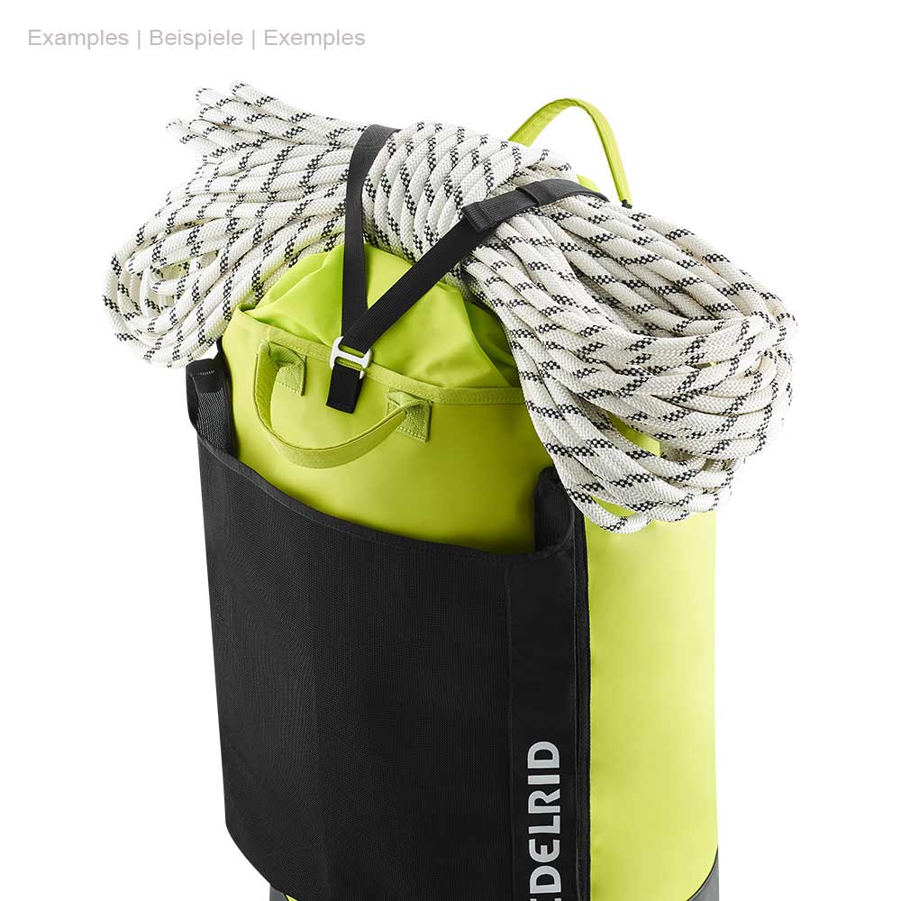 Sac à dos d’escalade Cask 55 en vert clair avec poche extérieure noire, sur laquelle une boucle de corde d’escalade blanche avec des marquages noirs est fixée