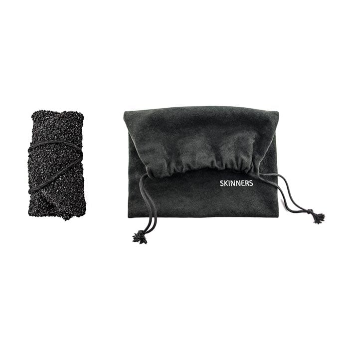 Chaussette pliée noire Skinners à côté d’une pochette à cordon noire et d’un lettrage Skinners blanc