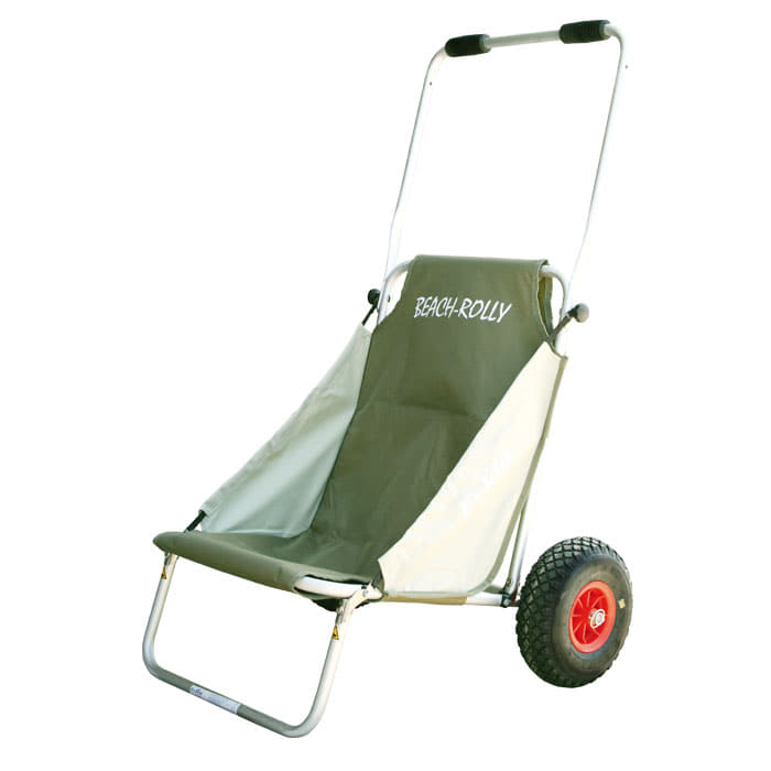 Fauteuil roulant de plage Beach Rolly avec tissu vert-beige et cadre en aluminium, deux gros pneus rouges sont visibles