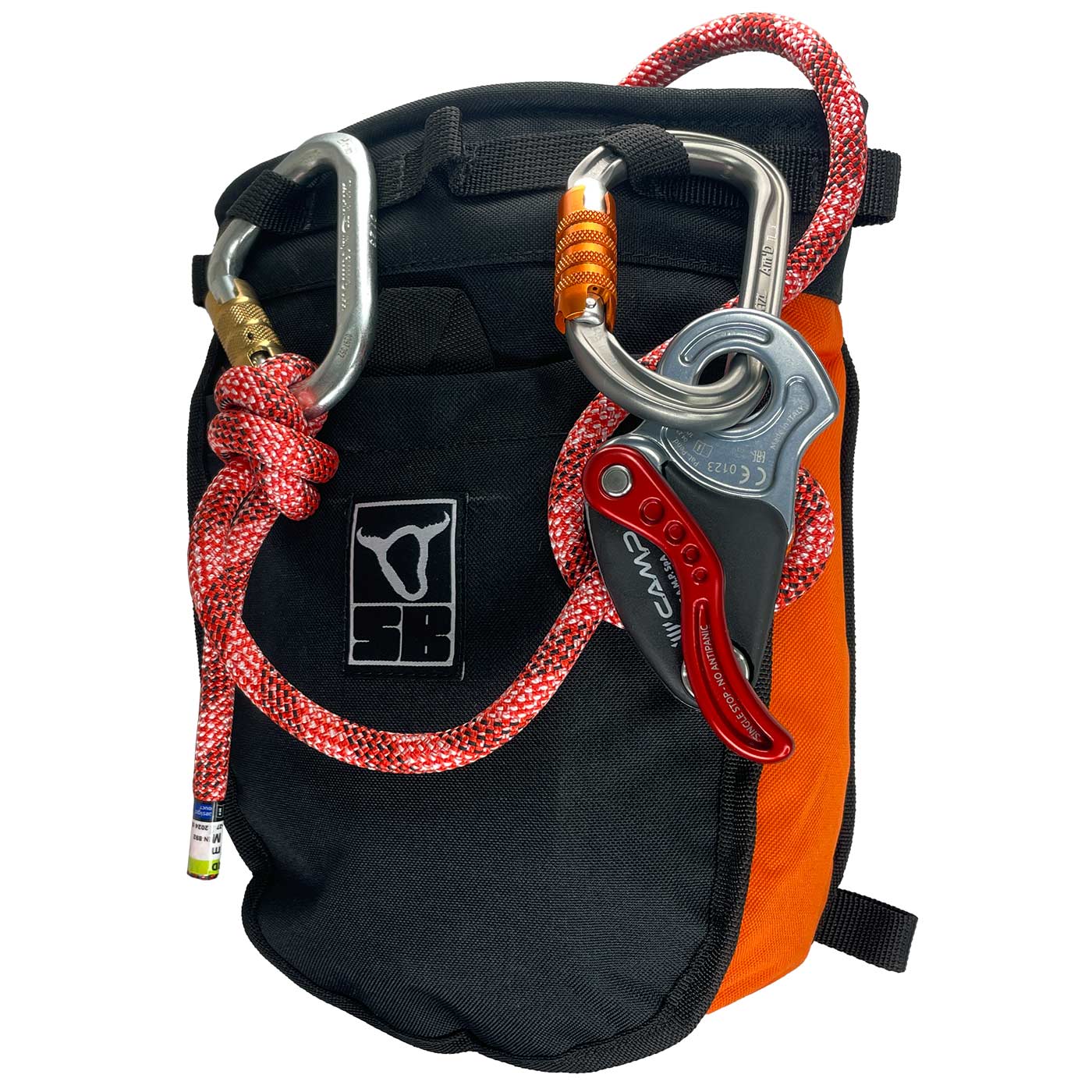 Rescue Druid Dynamic, pochette noire et orange avec corde d’escalade rouge et deux mousquetons, l’un avec fermoir doré et l’autre avec fermoir orange, un mécanisme de sécurité gris avec levier rouge est attaché à un mousqueton