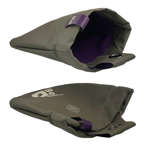 Sac Beal Genius 2 gris ouvert par le haut, violet à l’intérieur, avec sangle de fermeture violette et logo blanc sur le devant, avec motif cible