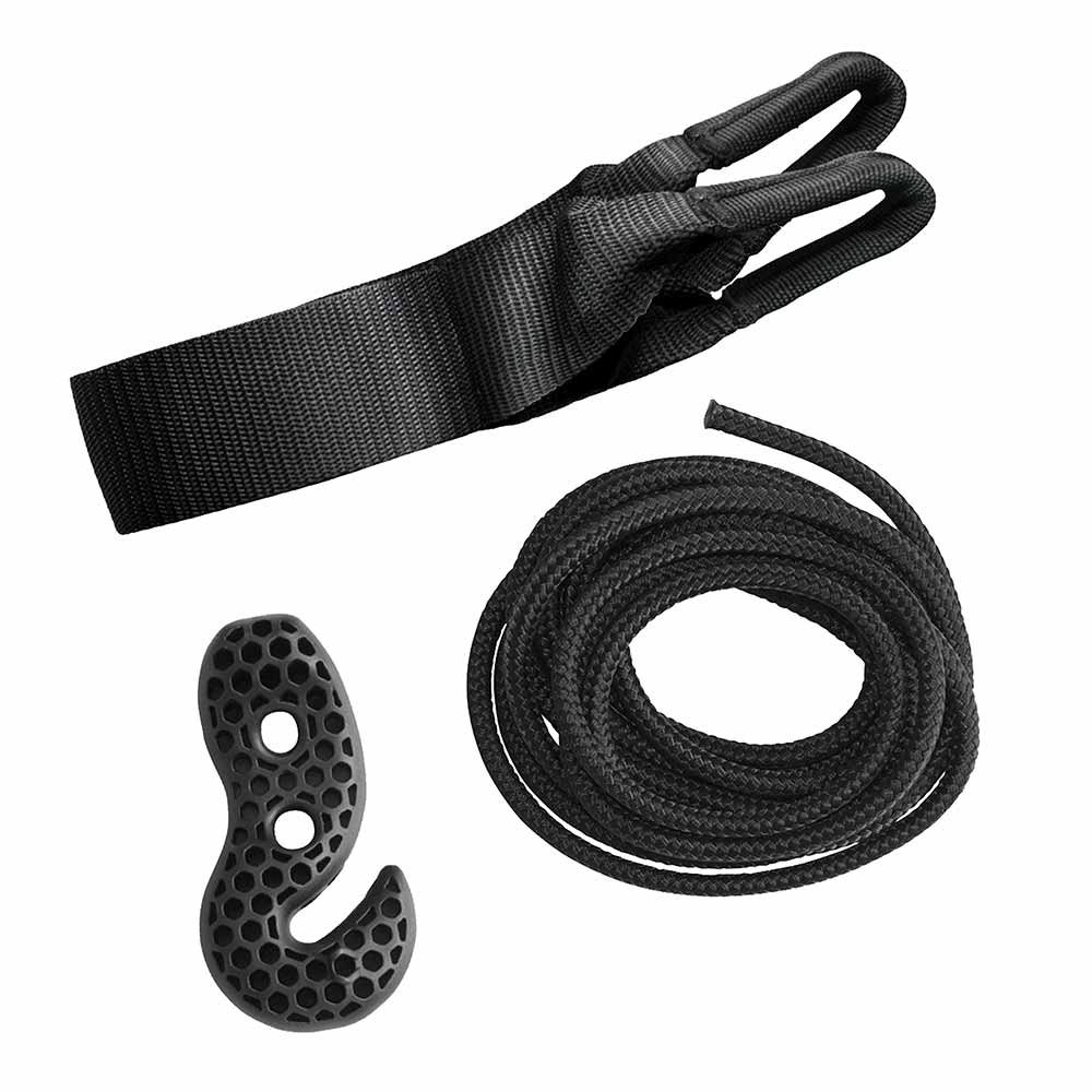 Sangle noire, cordon noir et crochet en plastique noir du siège TreeMount de La Siesta sur fond blanc