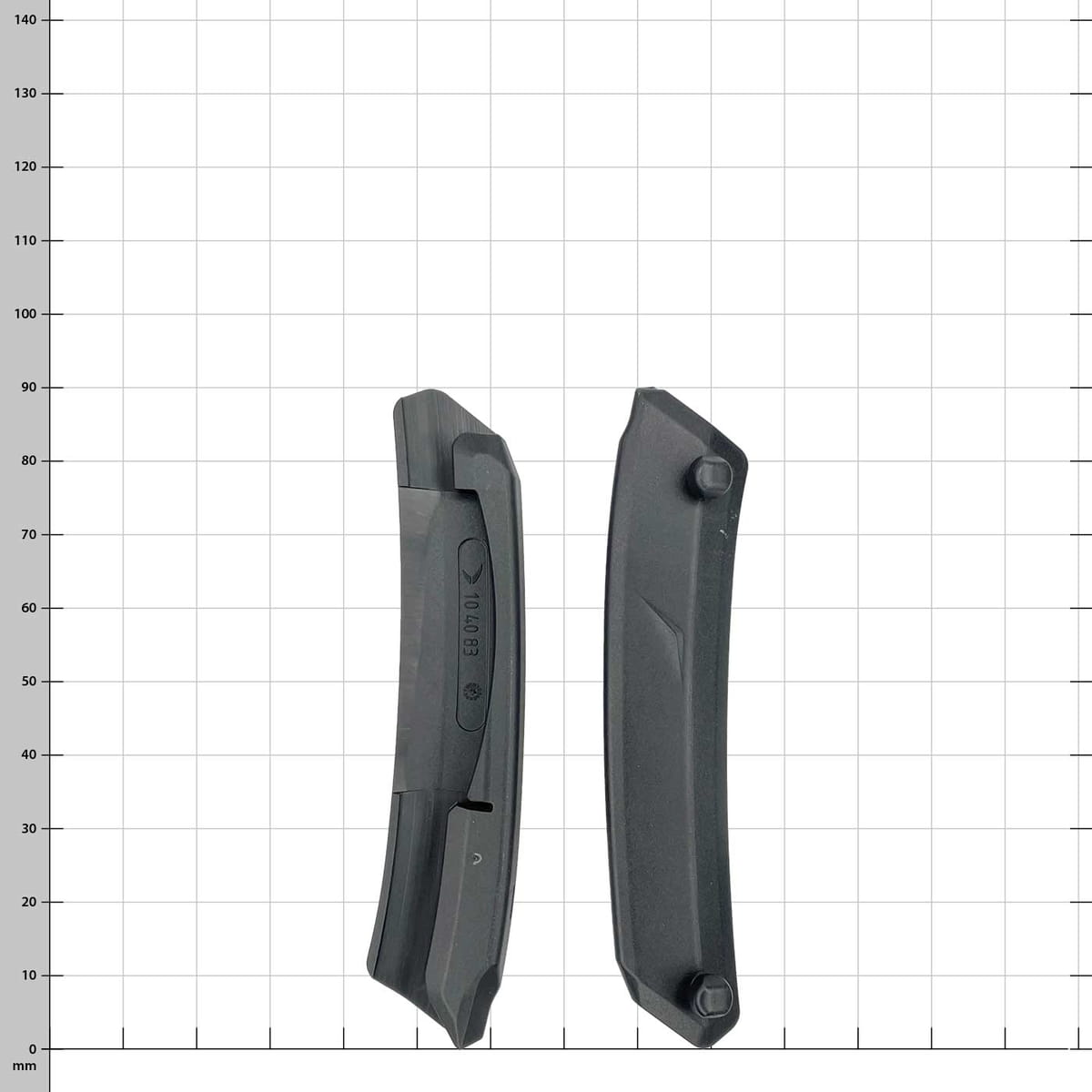 Goupilles de retenue PROTOS® Clip-On Clear, deux goupilles de retenue en plastique noir, l’une montrant l’arrière avec une petite encoche, l’autre l’avant avec deux petites bosses rondes