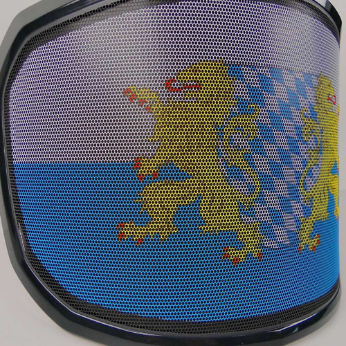Visière PROTOS Special Edition avec cadre noir, gros plan du motif avec deux lions dorés et motif losanges bleus® et blancs derrière une calandre noire