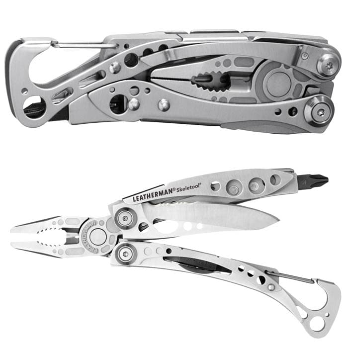 Outil multifonction en métal Leatherman Skeletool, plié et partiellement ouvert avec des outils visibles