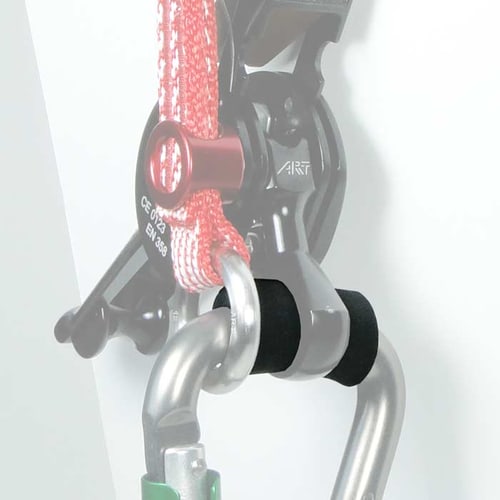 SpiderJack Elastic Fastener, anneau en caoutchouc noir entre le mousqueton en métal et la corde sur un appareil d’escalade