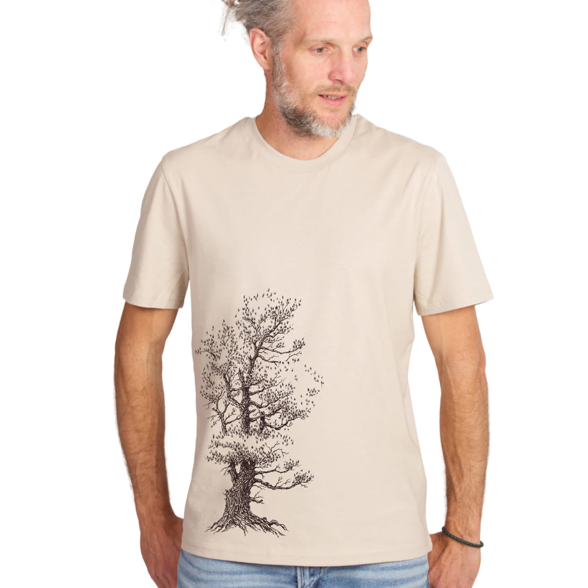 Homme portant un t-shirt de pin parasol en beige avec motif d’arbre noir, regardant vers la droite