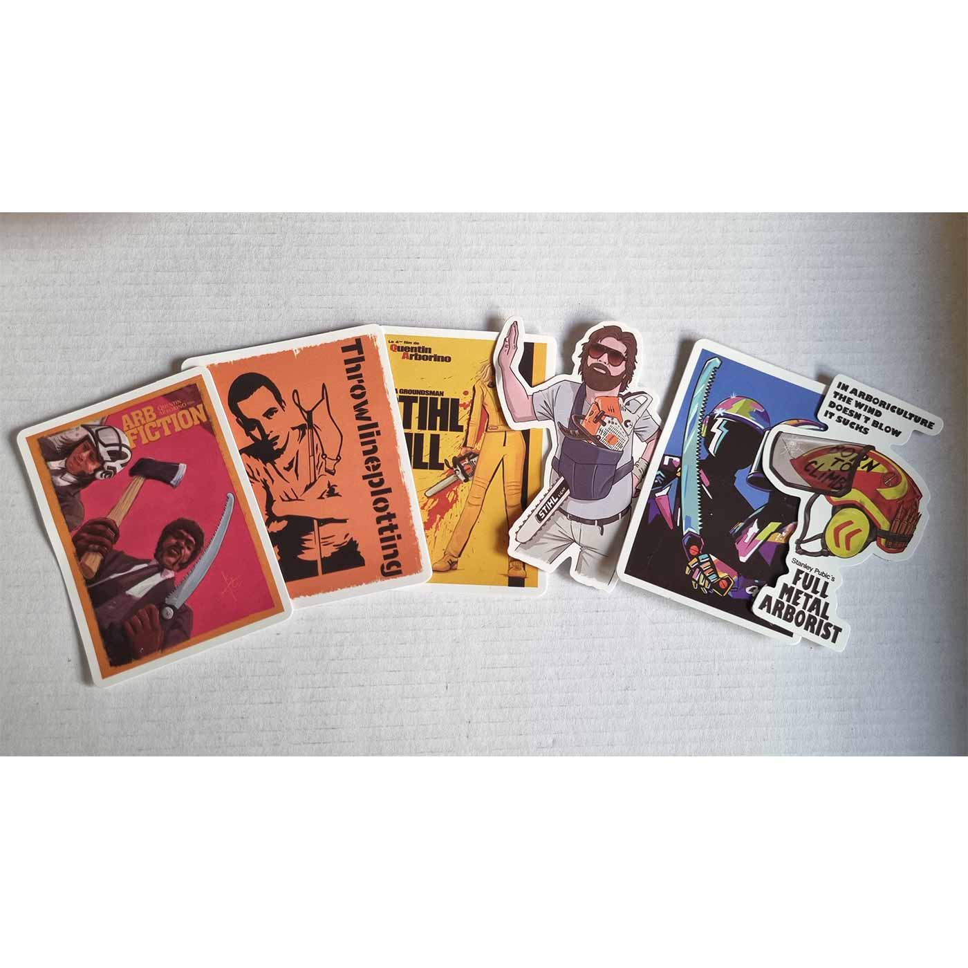 ARB Fiction Pack Vol. 1 Autocollant avec six motifs individuels, dont un homme avec une hache et une scie, un portrait avec le texte « Throwlineplotting », un personnage en costume jaune avec une tronçonneuse, un homme avec une tronçonneuse dans un branca