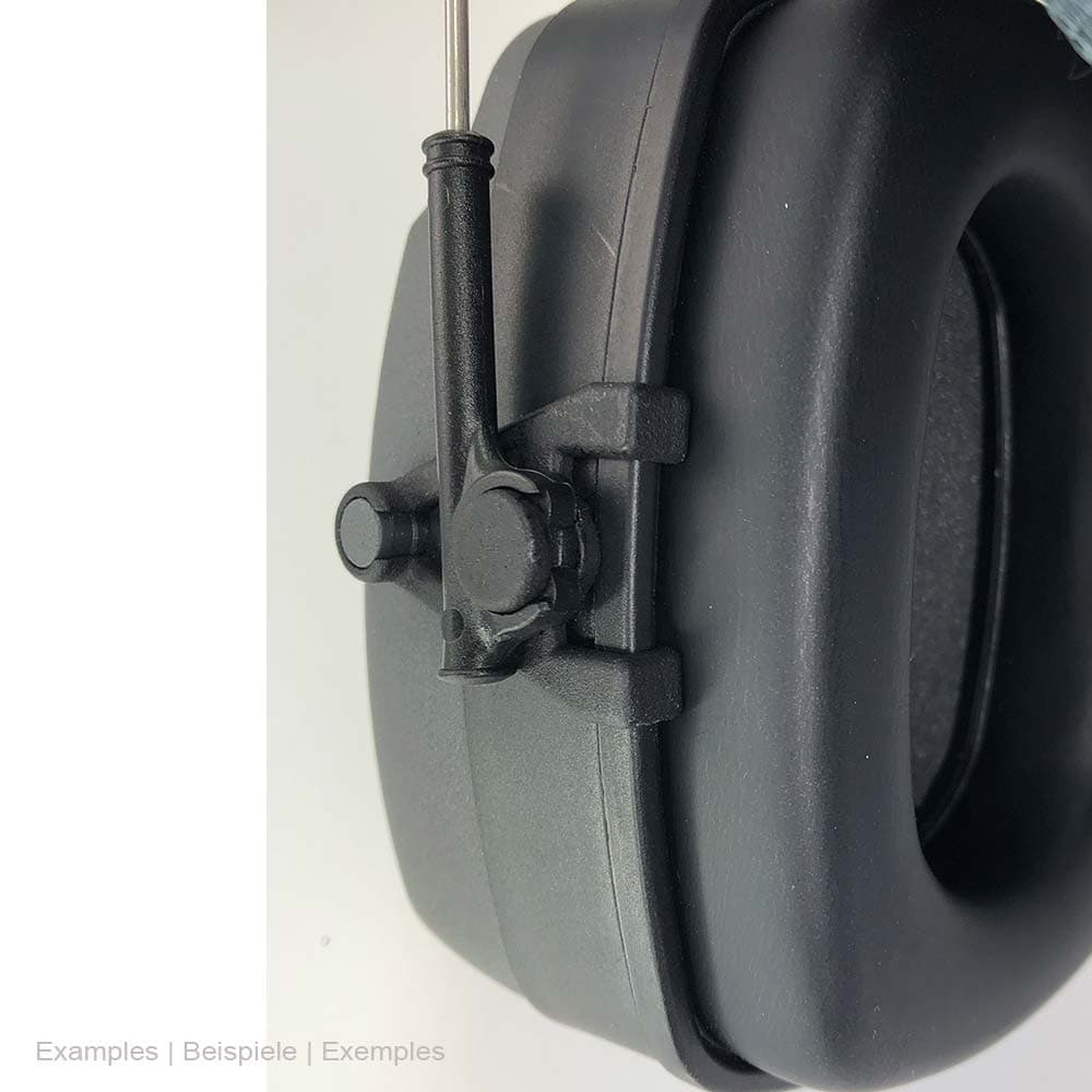 Adaptateur adaptateur serre-tête ECC / 3M, adaptateur en plastique noir sur un casque antibruit noir avec bandeau en métal, vue latérale