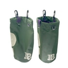 Two Tool Bucket L de Beal, vert avec logo Beal blanc, debout, chacun avec deux mousquetons noirs et des boucles violettes en haut, à l’avant et à l’arrière visibles