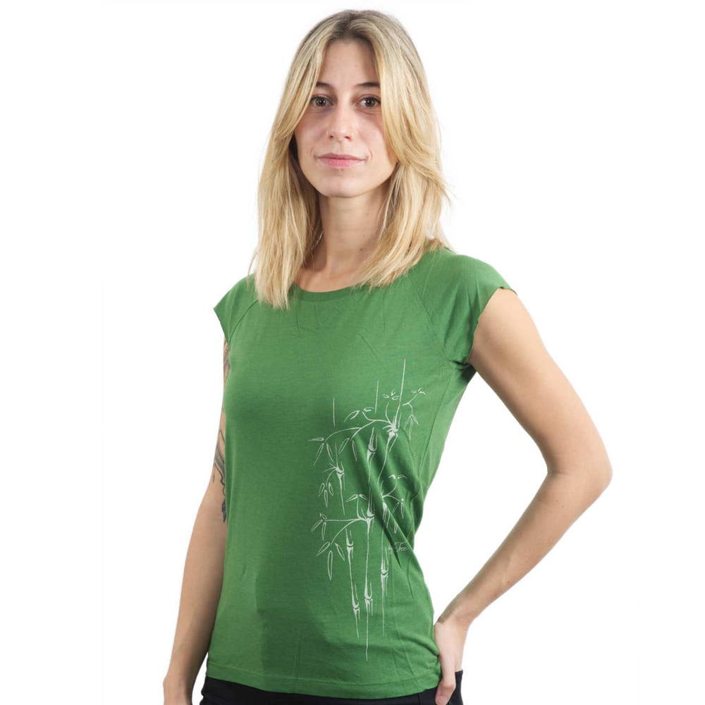 T-shirt vert à manches courtes et imprimé bambou blanc sur le côté gauche, modèle portant le t-shirt, nom du produit Bamboo