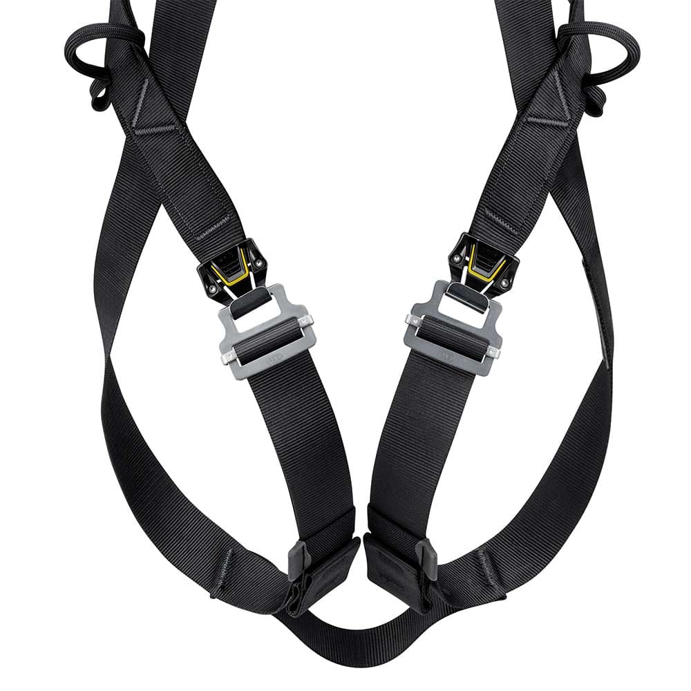 Gros plan sur les sangles inférieures noires et les boucles grises du harnais Newton Fast de Petzl