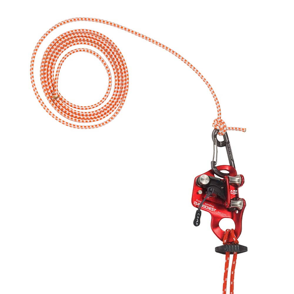 Gros plan de l’appareil en métal rouge avec corde et mousqueton orange et blanc, nom du produit Turboknee System visible