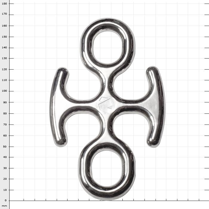 Backbone Mini, pièce en métal argenté à quatre ouvertures, photographiée sur fond à carreaux
