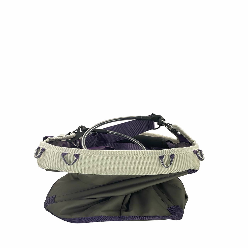 Genius Tool Bucket 2, sac gris avec bretelles violettes et bordure blanche, compressé par le haut avec des anneaux métalliques visibles sur le bord