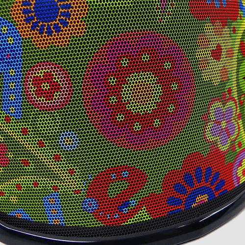 PROTOS® Visor Special Edition Gros plan du motif floral coloré derrière une calandre noire