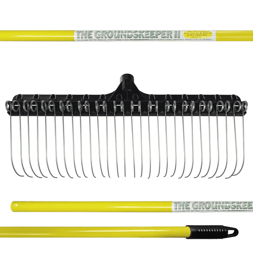 Le Groundskeeper II Râteau Détail de la poignée jaune avec l’inscription The Groundskeeper II et vue des dents noires avec ressorts métalliques