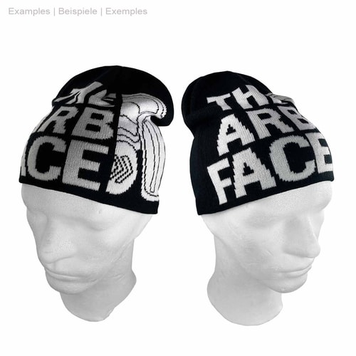 Bonnet Arbface noir avec lettrage blanc « THE ARB FACE » et motif blanc, porté sur une tête de vitrine blanche, vue de gauche à droite