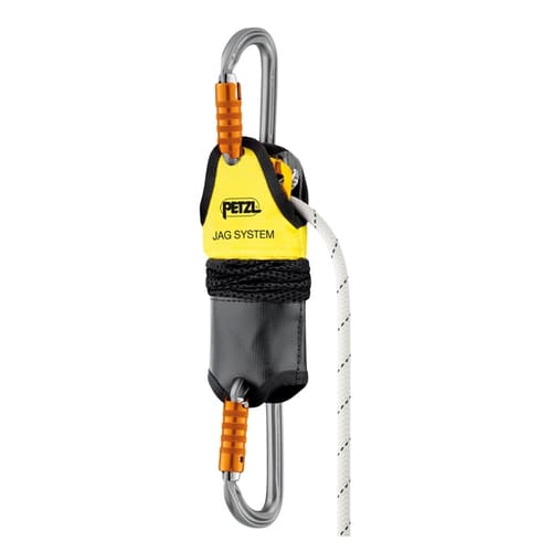 Gros plan du système Petzl JAG avec corde blanche, étiquette jaune, sac en maille noire et deux mousquetons argentés avec fermoirs orange