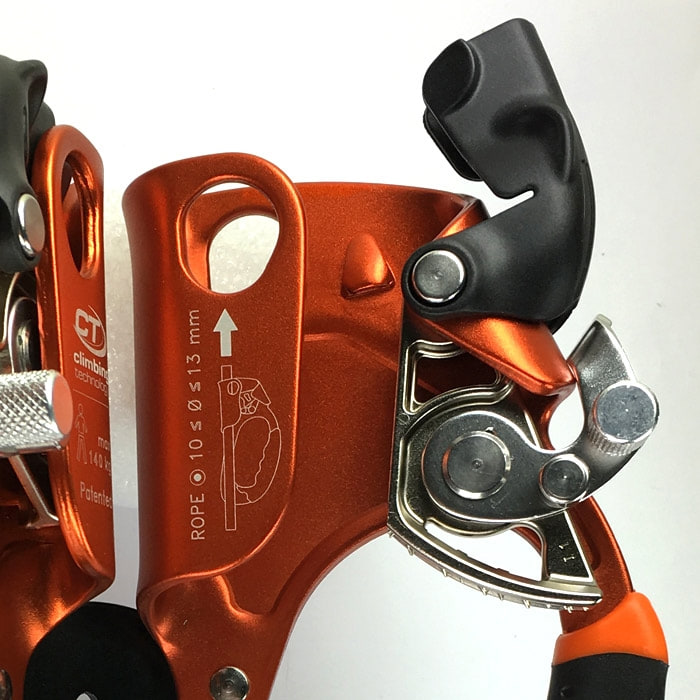 Tonnelle rapide H, via ferrata, gros plan de la mécanique métallique et manuel d’instructions sur boîtier métallique orange