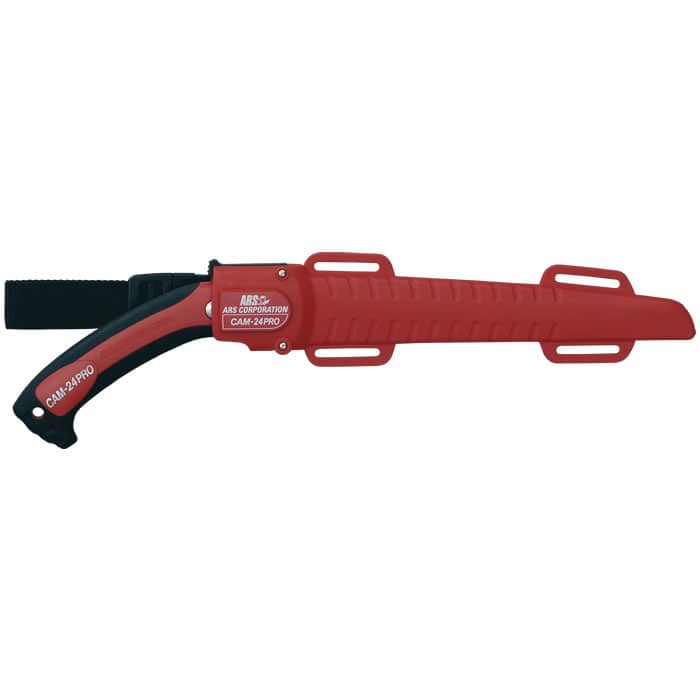 Scie pliante Cam-24 Pro avec poignée rouge et noire dans un couvercle de protection rouge avec sangle noire, fabricant ARS Corporation