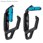 Deux mousquetons échangistes côte à côte, l’un avec fermoir bleu fermé et l’autre avec fermoir ouvert, corps noir