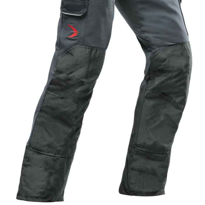 Gros plan du pantalon anti-coupure Arborist en gris et noir, focus sur les zones renforcées des genoux et des poches