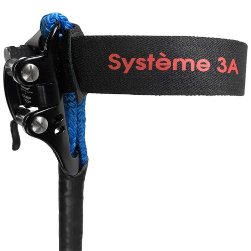 Gros plan du système 3A S avec ruban noir, inscription rouge « Système 3A » et corde bleue, mécanisme métallique