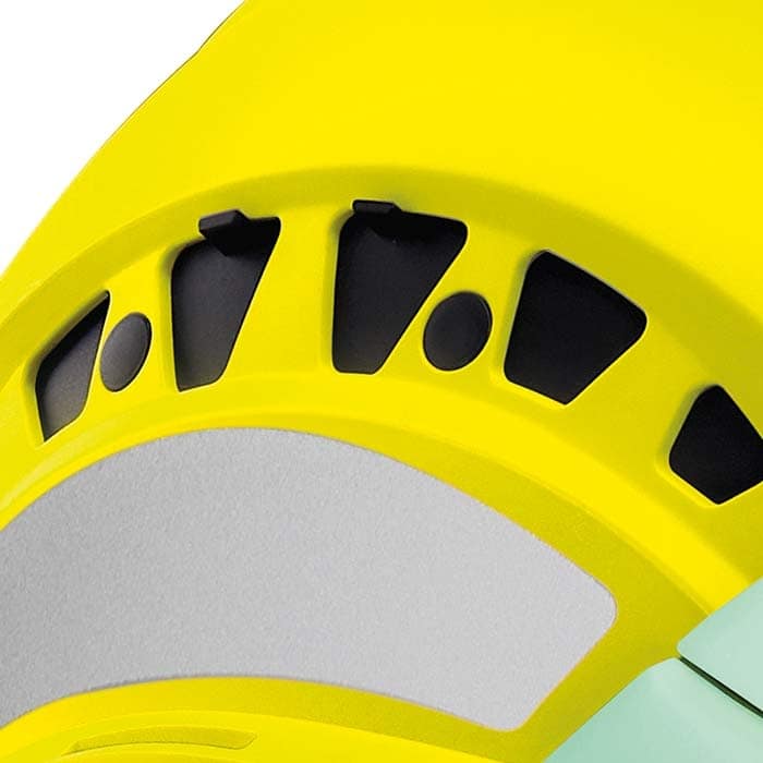 Gros plan des aérations et autocollant blanc réfléchissant sur le casque jaune Petzl Vertex Vent Hi-Viz