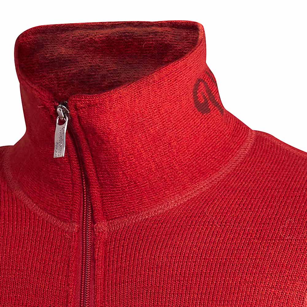 Gros plan du col de la veste rouge Jacket 400 avec fermeture éclair et logo noir sur le côté gauche du col