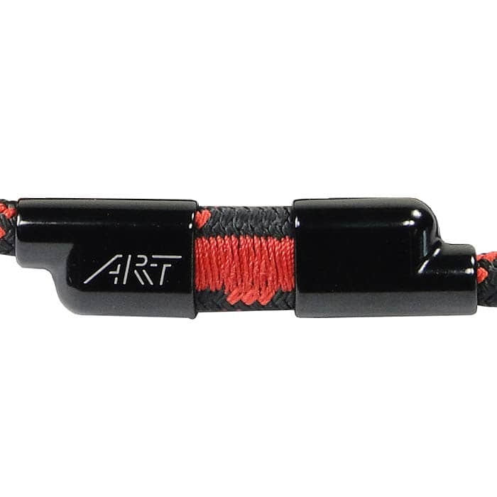 Gros plan du fermoir noir avec fil rouge et logo ART sur la sangle en corde ART
