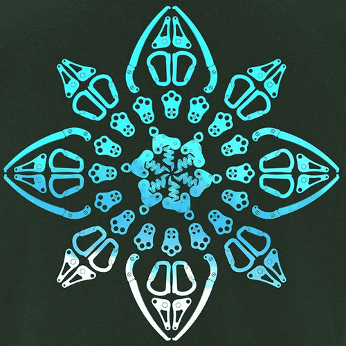Gros plan d’un motif symétrique bleu sur tissu vert foncé d’un t-shirt Symmetree