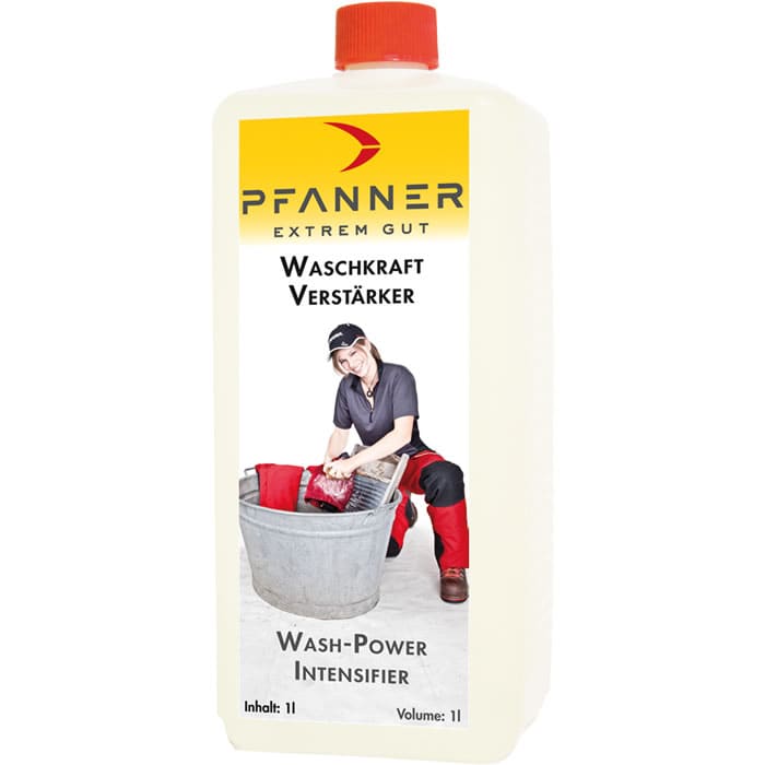 Flacon avec bouchon rouge, étiquette avec zone supérieure jaune et inscription « PFANNER EXTREM GUT WASCHKRAFT AMPLIFIER » ainsi que l’image d’une femme lavant le linge dans un grand panier à linge en métal, le nom du produit « Waschkraftverstärker » visi