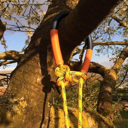 E-Tuber 15 avec partie noire et orange, attaché à un arbre avec une corde jaune et rouge